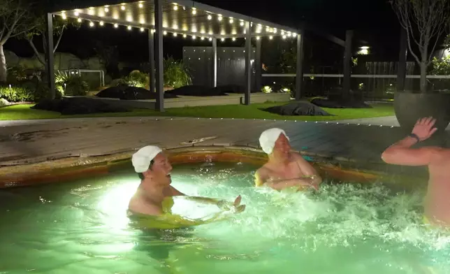 互相潑水嬉戲。