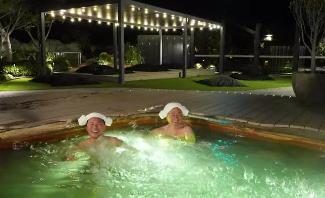 互相潑水嬉戲。