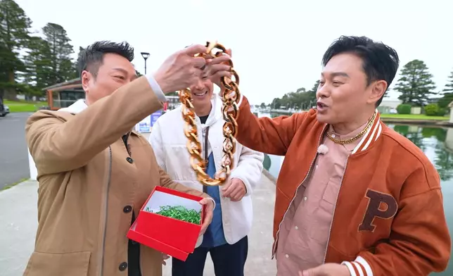 製作組竟加碼送上一條「極粗」的金鏈給他！