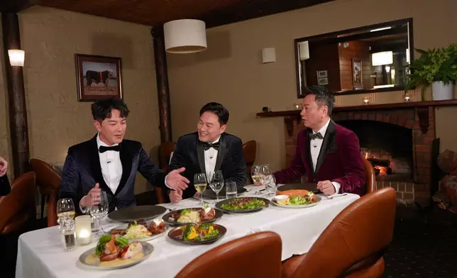 三人換上官仔骨骨的西裝品嚐高級西餐。