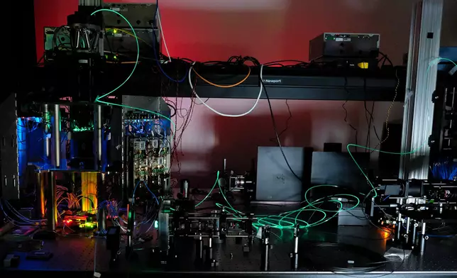 在英國劍橋的 Microsoft 研究中心其中一間實驗室的工作台上，可見新款 MicroLED 系統的原型，旨在取代數據中心使用的光纖及銅線佈線。所有展示的組件均已完成微型化，並整合至約拇指大小的收發器內，可直接插入伺服器使用。