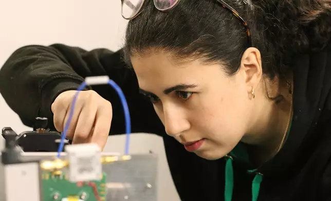 Microsoft 的中空光纖（HCF）技術可配合現有的單模光纖（SMF）設備使用，安裝更為便捷，而其靈活性亦有助於在更廣泛的應用場景中採用。