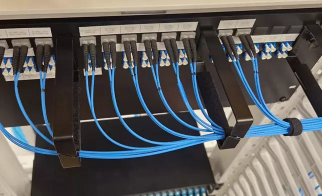 Microsoft 的中空光纖（HCF）技術可配合現有的單模光纖（SMF）設備使用，安裝更為便捷，而其靈活性亦有助於在更廣泛的應用場景中採用。