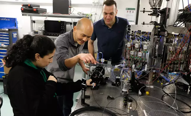 Microsoft 的中空光纖（HCF）技術可配合現有的單模光纖（SMF）設備使用，安裝更為便捷，而其靈活性亦有助於在更廣泛的應用場景中採用。