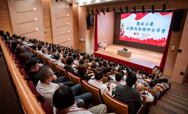 胡英明說廉署會以全方位打造愛國愛港團隊，透過不同活動讓同事了解國家最新發展以及挑戰。圖為廉政公署舉辦的全國兩會精神分享會（廉政公署提供圖片）