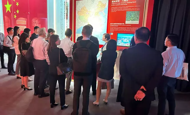 胡英明說廉署會以全方位打造愛國愛港團隊，透過不同活動讓同事了解國家最新發展以及挑戰。圖為廉政公署人員參觀國家安全展覽廳（廉政公署提供圖片）