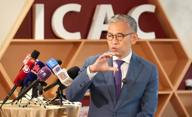 廉政專員胡英明接受專訪時認為，要建設一個安全的國家，體內一定有廉潔的「DNA」（巴士的報記者攝）