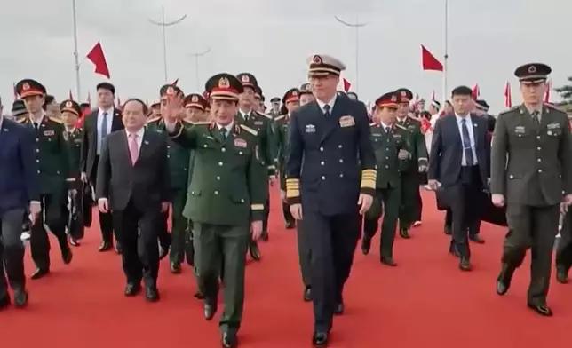 董軍（右）與越南國防部長潘文江（左）。央視截圖