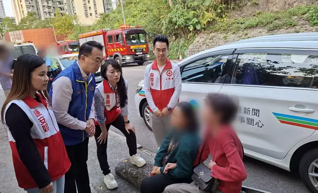 陳穎欣等和現場人士交談。