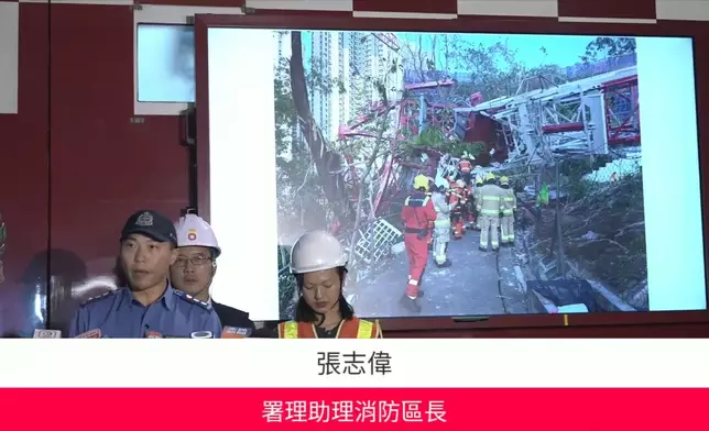消防處、勞工處、房屋署晚上向傳媒交代天秤倒塌導致一名工人喪命事件。消防處FB直播截圖
