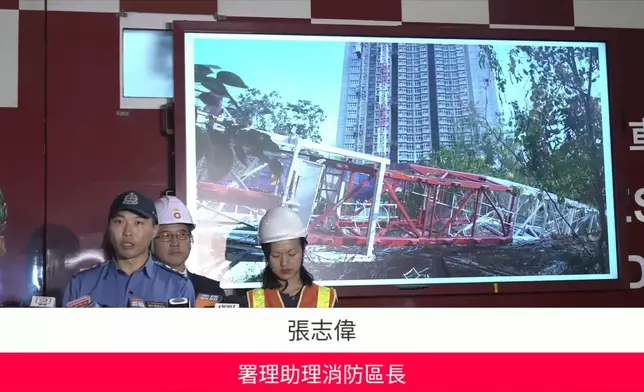 消防處、勞工處、房屋署晚上向傳媒交代天秤倒塌導致一名工人喪命事件。消防處FB直播截圖