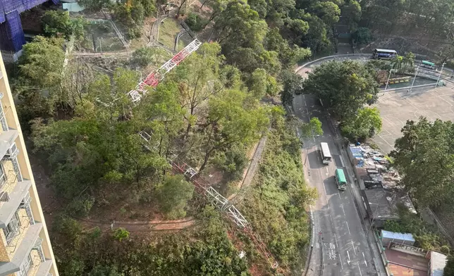 葵涌一個房委會的地盤發生天秤倒塌意外。香港交通及突發事故報料區FB群組圖片