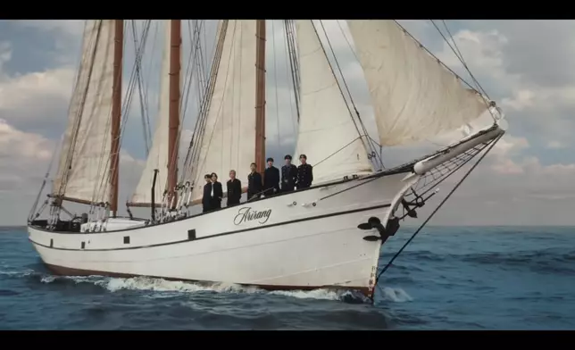 BTS全員坐上印有新專輯名《ARIRANG》的遊艇。影片截圖