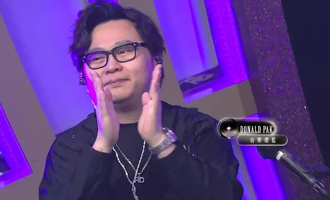 Donald率領樂隊為參賽者演奏。