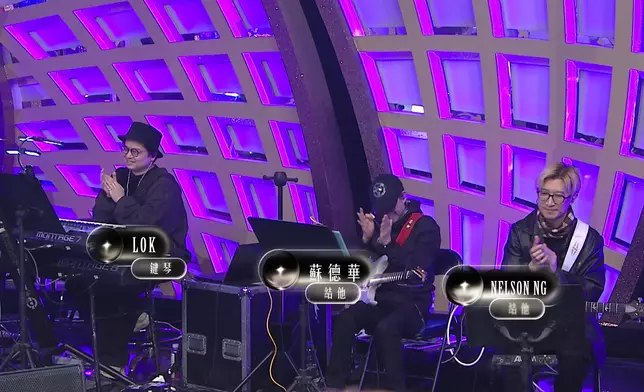 Donald率領樂隊為參賽者演奏。