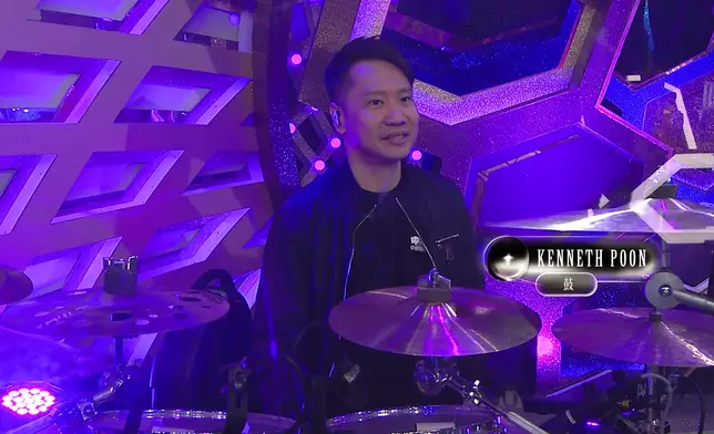 Donald率領樂隊為參賽者演奏。