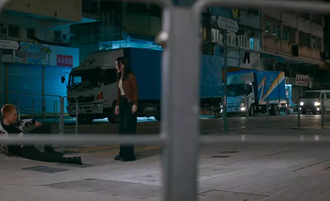 周百恩飲到啤啤夫，行唔到直線兼跌在地上。