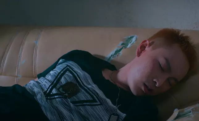 繼續借酒澆愁。