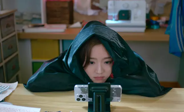 羅毓儀睇臥底劇，希望搵出答案。