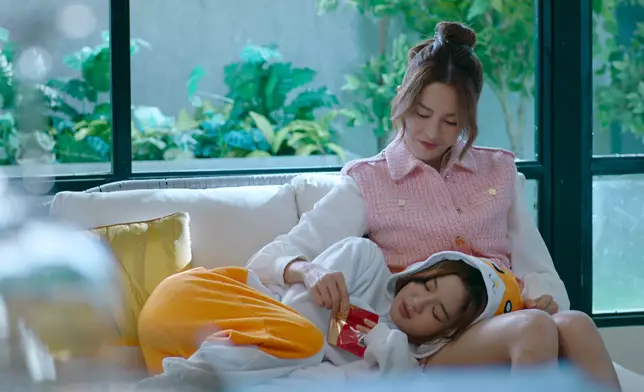 羅毓儀躺在張曦雯的大髀上撒嬌。