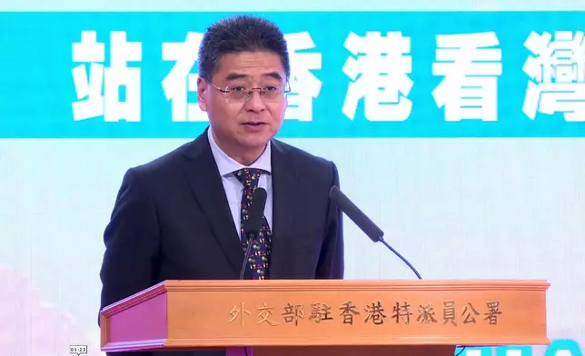 外交部駐港公署舉行第四屆「我的香港故事」英文短視頻大賽頒獎儀式，署副特派員花有致辭。巴士的報記者攝