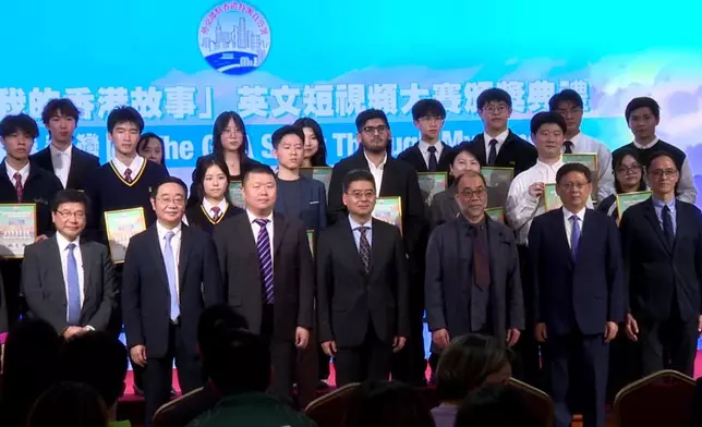 外交部駐港公署舉行第四屆「我的香港故事」英文短視頻大賽頒獎儀式，得獎者和嘉賓合照。巴士的報記者攝