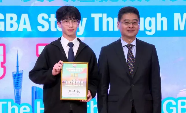 花有為冠軍得主、高雷中學王浩堯頒獎。巴士的報記者攝