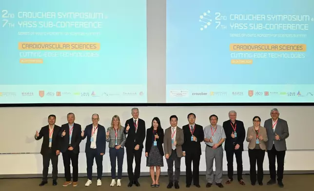 第三屆青年科學家峰會首場分會議揭幕。香港中文大學醫學院院長趙偉仁（右六）、裘槎基金會行政總監傅德偉（左五）及香港青年科學院創院院士及香港中文大學醫學院化學病理學系教授呂愛蘭（左六）擔任主禮嘉賓。主辦單位提供