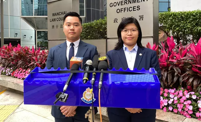 警方東九龍總區科技及財富罪案組第三B隊主管高級督察李泳鋒（左），以及財富情報及調查科申文燕高級督察（右）在判刑後會見傳媒作出簡報。