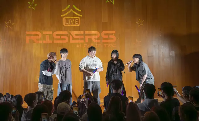 四位學生上台與BILLY同台演繹《成就解鎖》，以不同風格模仿「比利」爭奪「東華Billy」頭銜。