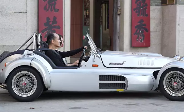 蘇師傅揸型格復古車，帶高Ling遊車河。