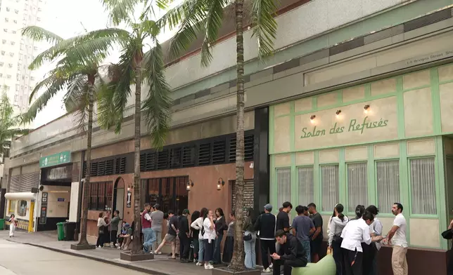 人氣爆棚的酒吧平日由下午四點便開始大排長龍。