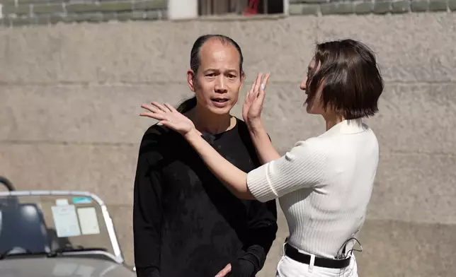 高Ling更親自駕駛型格跑車去拜訪老朋友蘇民峰。