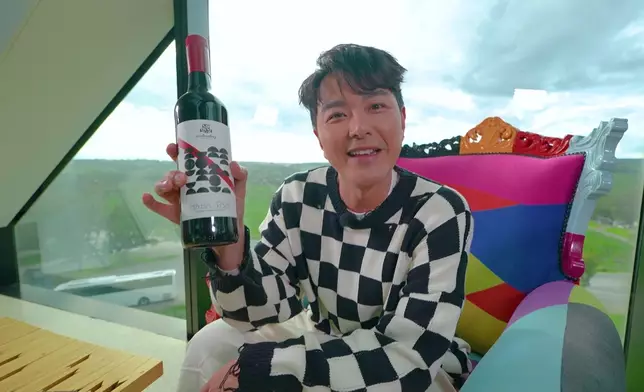 兩位「24孝好男人」，親自調嘅酒梗係送畀最愛啦。