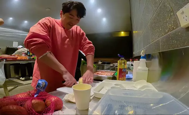 佢哋下廚好認真架。