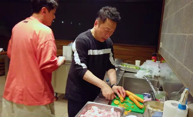 佢哋下廚好認真架。