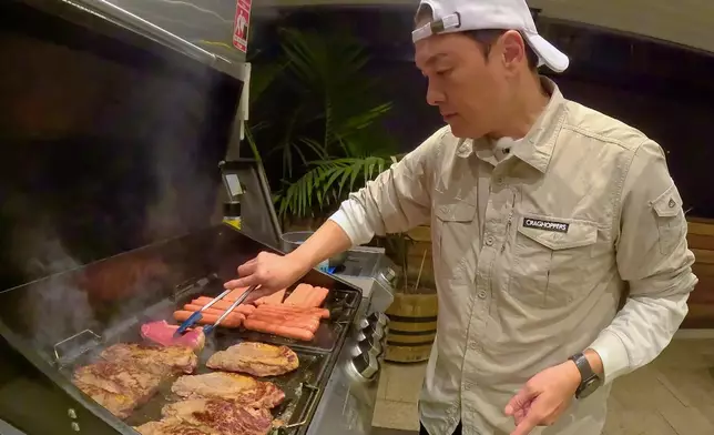 佢哋下廚好認真架。