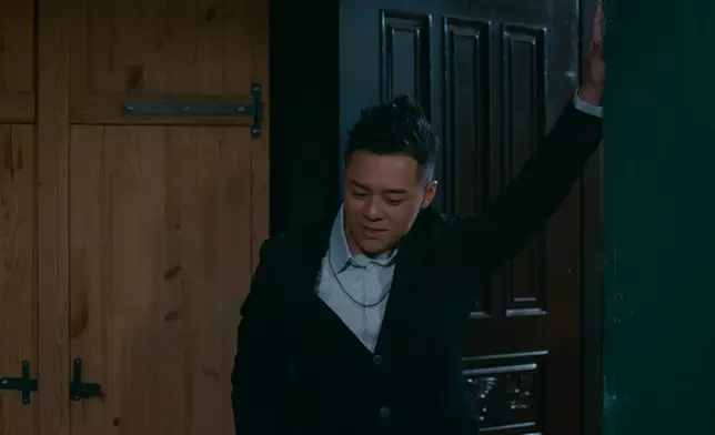 搞咁耐佢隻手唔攰架咩。