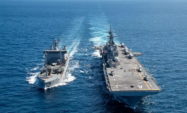 「拳師號」兩棲攻擊艦（右）進行補給。美國海軍圖片