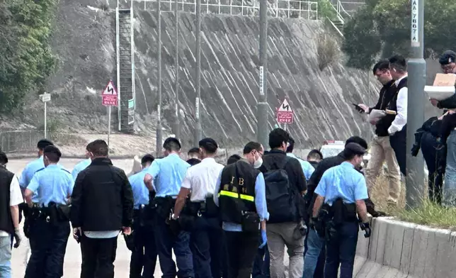 一名男子凌晨先後在荃灣及葵涌持武器，並在馬路徘徊。