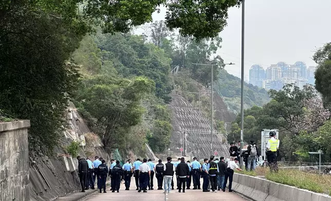 警方事發後封鎖現場，大批警員早上在青山公路葵涌段的馬路搜證，地氈式搜索彈頭。