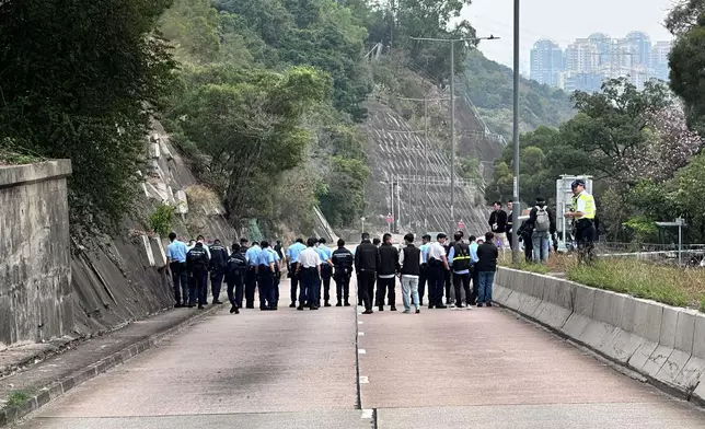 警方事發後封鎖現場，大批警員早上在青山公路葵涌段的馬路搜證，地氈式搜索彈頭。
