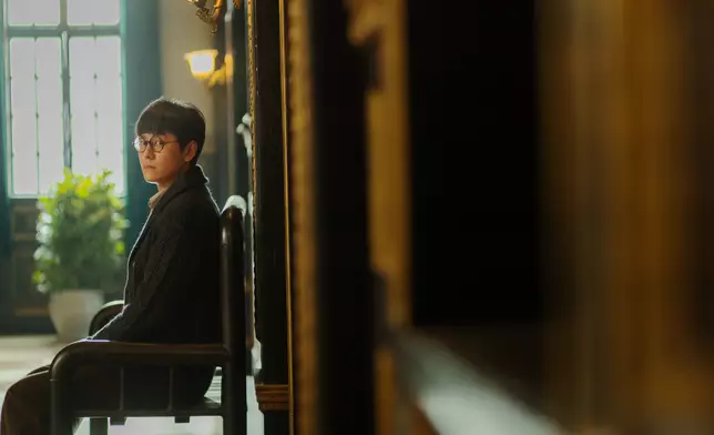 秦俊傑於中央戲劇學院畢業，參加演出過多部電影。