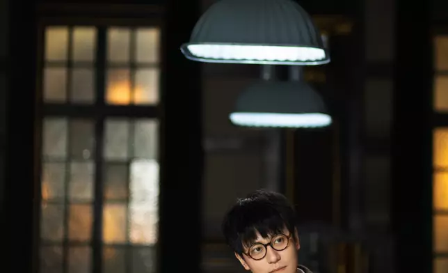 秦俊傑於中央戲劇學院畢業，參加演出過多部電影。