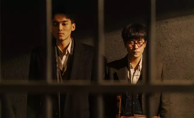 秦俊傑（右一）跟演探長的張呈（左一） 合作查案。