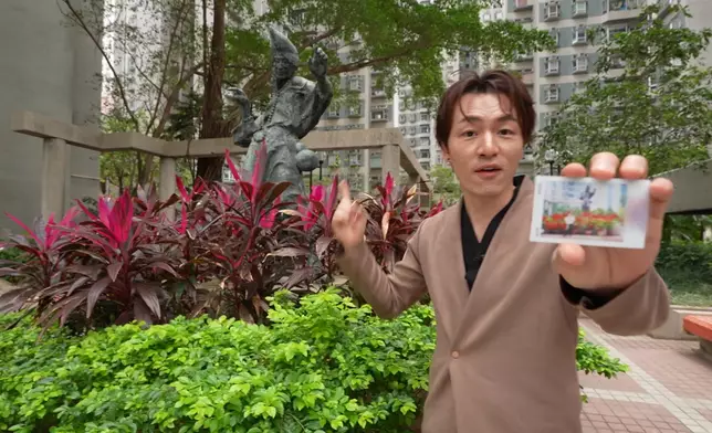 鄭家聲拿着童年照回到成長地，環境變化不大。