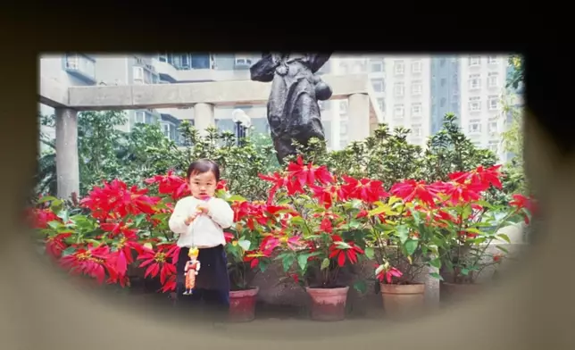 鄭家聲拿着童年照回到成長地，環境變化不大。