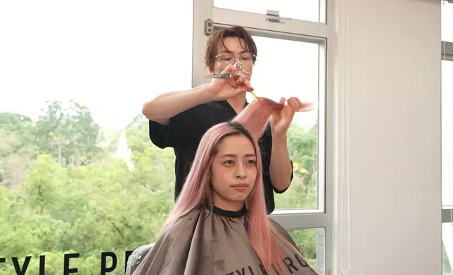 鄭家聲放低加拿大的髮型師工作，來港參賽。