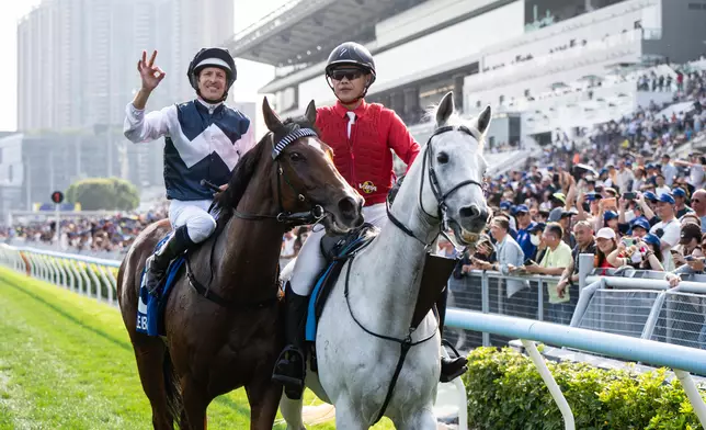布文策騎的「白鷺金剛」力壓一眾賽駒攻下寶馬香港打吡大賽，賽後接受馬迷歡呼。