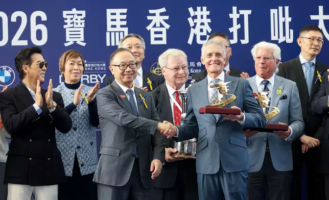 馬會主席廖長江(左)頒發特別設計的獎盃予「白鷺金剛」的練馬師廖康銘。